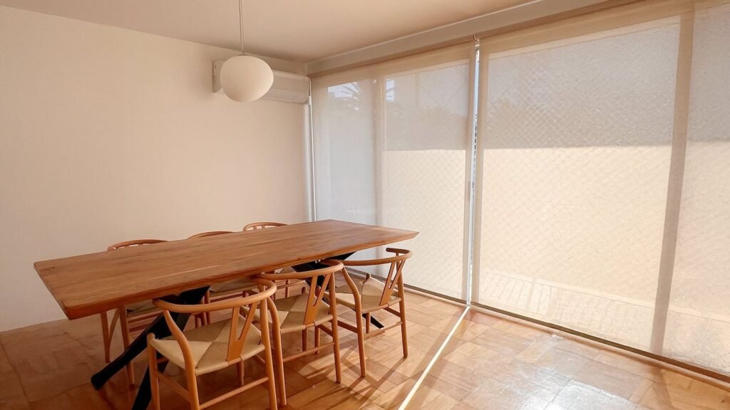 Como elegir cortinas roller para living: luz, privacidad y estilo