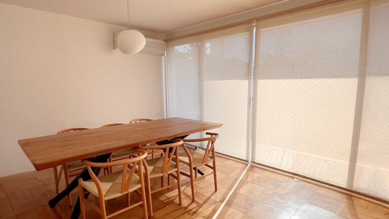 Como elegir cortinas roller para living: luz, privacidad y estilo
