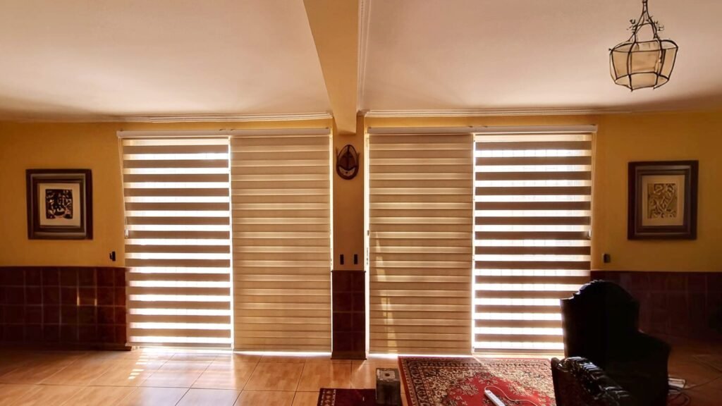 Cortinas roller blackout con guías laterales: cuándo valen la pena